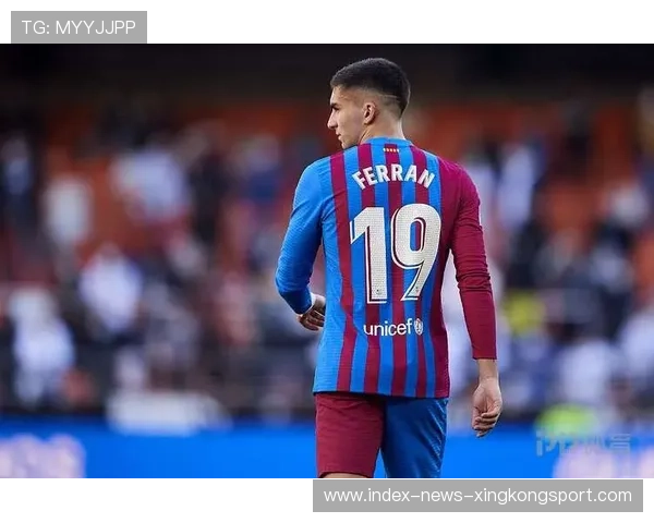 费兰托雷斯横向推进吸引多人防守,巴萨创造二次攻门机会 费兰托雷斯横向推进吸引多人防守,巴萨创造二次攻门机会